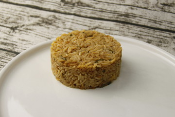 Riz aux agrumes sur une assiette