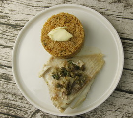 Ail de raie ravigote et riz aux agrumes sur une assiette © Atlantis