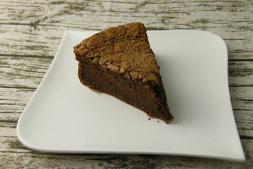 Part de gâteau au chocolat sur une assiette