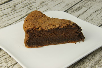 Part de gâteau au chocolat sur une assiette