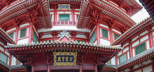 Fototapeta na wymiar Buddha Tooth Relic Temple in China Town, Singapore. Main entrance to the temple