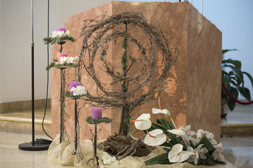 Altare addobbato di fiori e candele