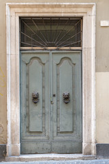 Porta antica rettangolare di colore verde