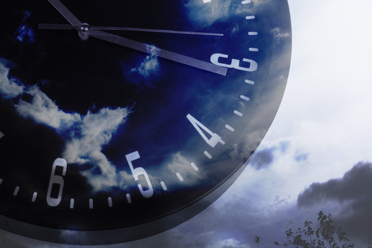 rel&oacute;gio com nuvens