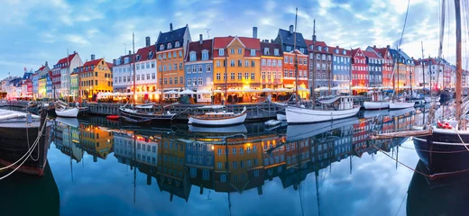 Fotobehang Panorama van de noordkant van Nyhavn met kleurrijke gevels van oude huizen en oude schepen in de oude binnenstad van Kopenhagen, de hoofdstad van Denemarken. © Kavalenkava