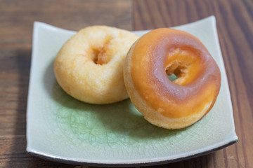 皿の上に置かれたドーナツ