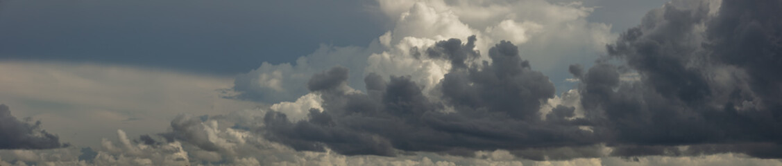 Fototapeta na wymiar storm clouds are moving in panorama