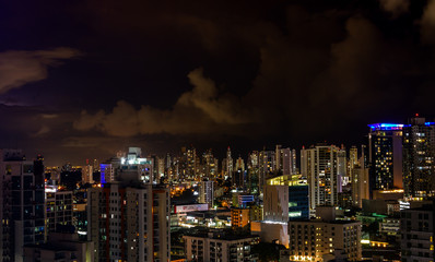 Fototapeta na wymiar Panamá nocturna