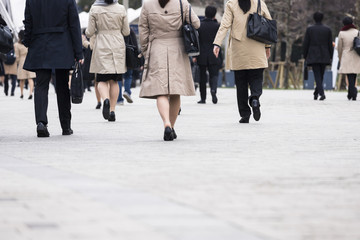 Obraz premium 若いスーツ姿の足元の風景