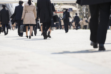 Obraz premium 若いスーツ姿の足元の風景