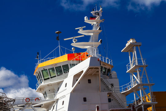 Kommandobr&uuml;cke mit Radaranlage auf einem Schiff