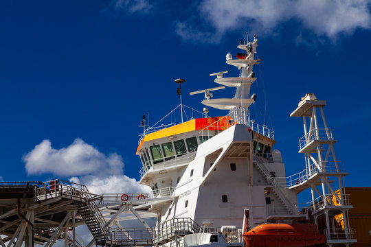 Kommandobr&uuml;cke mit Radaranlage auf einem Schiff