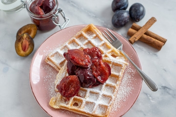 Waffeln mit Zwetschgenröster 