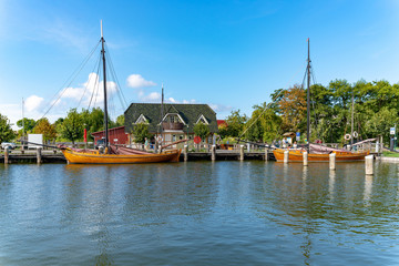 Fototapeta na wymiar Hafen in Ahrenshoop, Urlaubsort an der Ostsee