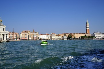 Città di venezia vista dal mare sul battello di turisti in vacanza con motoscafo e traffico marino