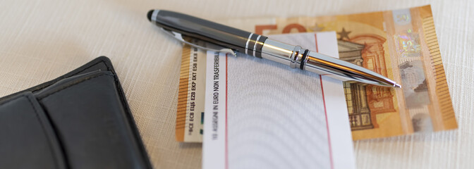 Libretto assegni, euro, portafoglio e penna, pronti per conquistare il mondo