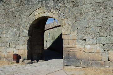 Porta Nova de Sortelha, puerta del Oeste de la muralla de Sortelha, Portugal.