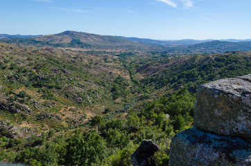 Fototapeta na wymiar Panorámica desde las murallas de Sortelha. Portugal.