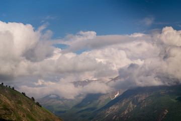 Naklejka premium clouds over mountains