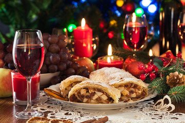 Fototapeta na wymiar Traditional puff pastry strudel with apple