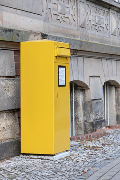 Alter gelber Briefkasten