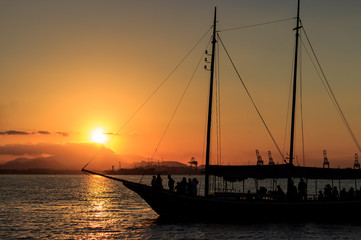 Fototapeta premium Boat Sailing on the sunset