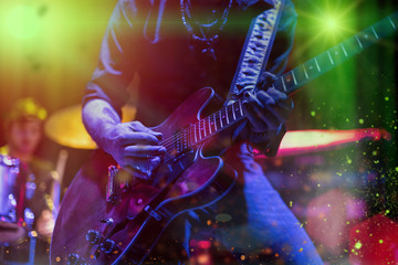 Naklejka premium Rocker gra na gitarze na scenie.