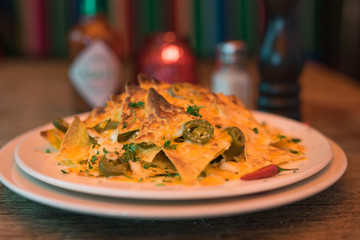 Mexikanisches Essen Nachos Tortilla Chips mit Käse und Jalapenos überbacken 