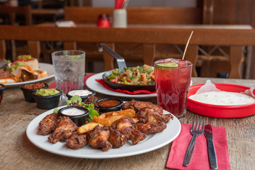 Mexikanisch Amerikanisches Essen marinierte Buffalo Chicken Wings mit Country Farmer Potatoes Kartoffeln und Sour Cream Dip