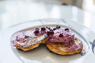 pancakes from cottage cheese, cheesecakes with berry sauce, cranberry sauce with pancakes, food