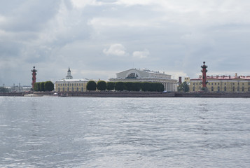 Fototapeta premium wines on the Neva River and Vasilievsky Island with the Stock Exchange building and the Rastoral Columns in St. Petersburg, the landmark of St. Petersburg