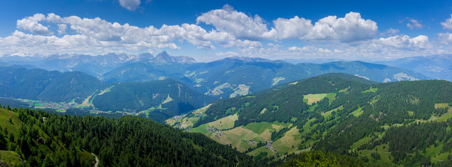 Kronplatz 2018-16   Panorama mit Blick vom Kronplatz auf die Dolomiten nach Süd Westen.