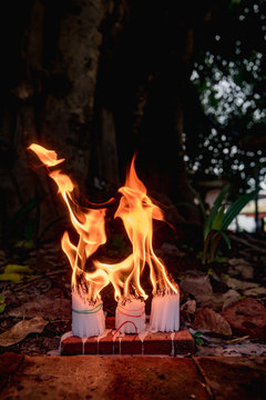 candle burning with Buddhist beliefs About lucky fetish