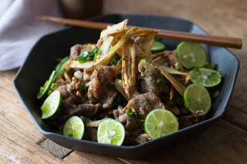 ごぼうと豚肉のカリカリサラダ