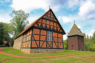 Undeloh: romanische St.-Magdalenen-Kirche (14. Jh.,Niedersachsen)