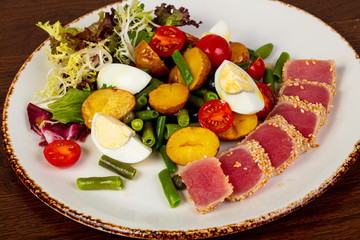Nicoise salad with tuna