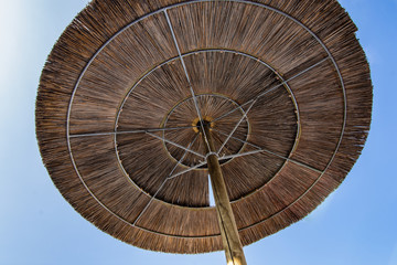 Sonnenschirm vor blauem Himmel