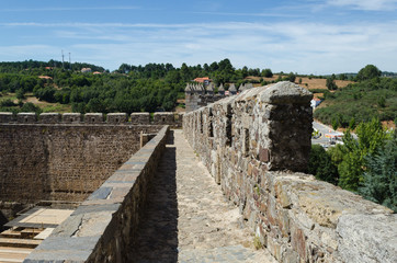 Fototapeta na wymiar Paseo de ronda o adarve de la muralla del castillo de Sabugal, Portugal.