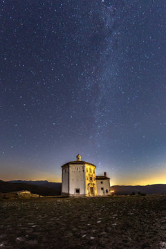Via Lattea sul Battistero di Santa Maria della Piet&agrave; - Rocca Calascio