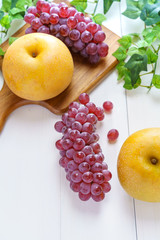 秋の果物 (葡萄,梨)