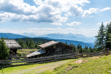 Almhütte in Südtirol mit Blick auf die Dolomiten