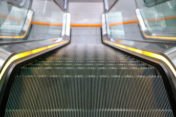 Escalier m&eacute;canique &agrave; l'a&eacute;roport