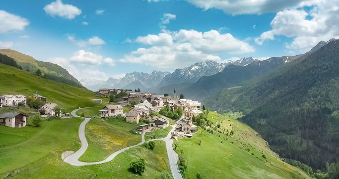 Luftbild vom Dorf Guarda in der Gemeinde Scuol. im Hintergrund die Berge des Unterengadins Piz Pisco, Piz Aj&uuml;z.
