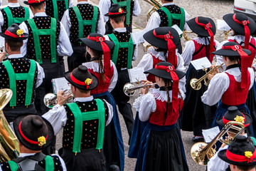 Bläser bei Musikkapelle in Tracht