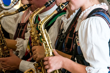 Bläser bei Musikkapelle in Tracht
