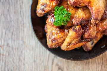 Amerikanisches mexikanisches Essen marinierte Buffalo Chicken Wings in einer Pfanne mit Potatoes 