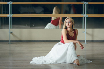 Fototapeta na wymiar Young dancing girl in a choreographic classroom