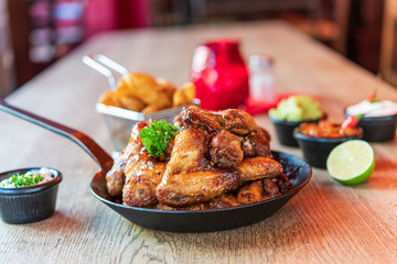 Amerikanisches mexikanisches Essen marinierte Buffalo Chicken Wings in einer Pfanne mit Potatoes 