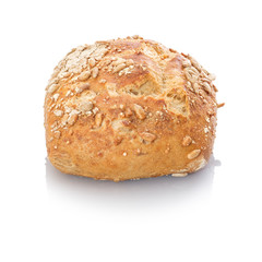 Vollkornbrötchen mit Sonnenblumenkernen als Freisteller