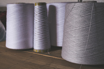 Konengarne in weiß und grau